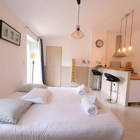 Charming Provencal House With Private Pool For 4 People In Blanc, Luberon. Cheval-Blanc